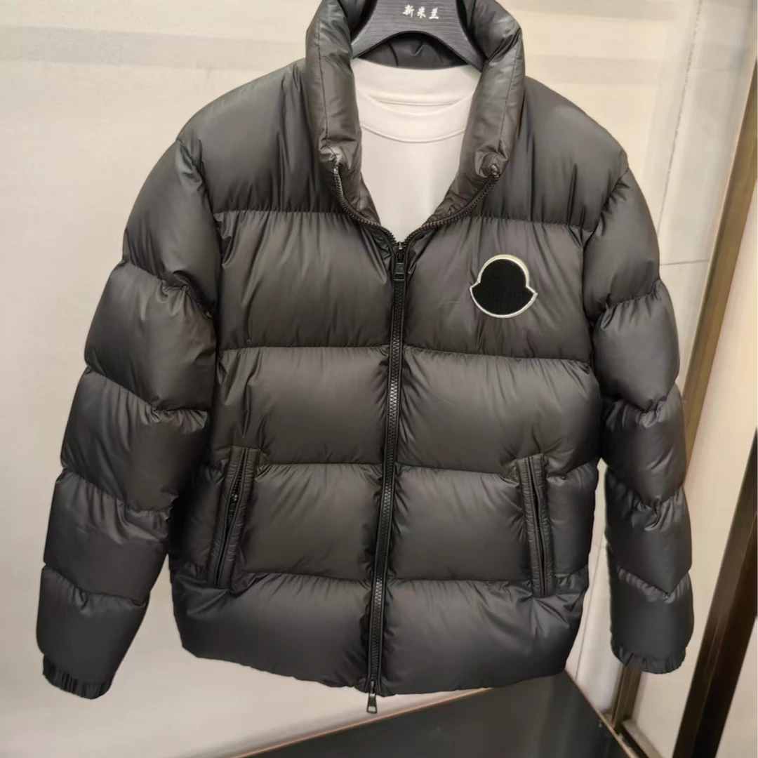 25冬季男士简欧轻奢胸前白底色大圆标经典款羽绒服