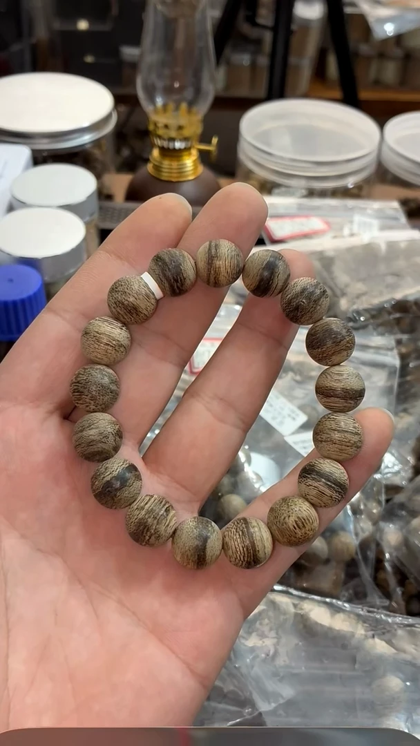 沉香手串a****放达拉干12MM,15克，多样性发其一