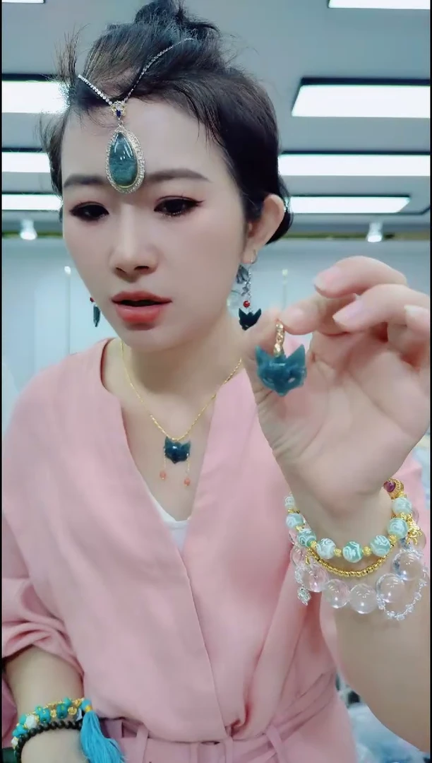 翡翠未镶嵌颈饰30105翡翠九尾吊坠一个