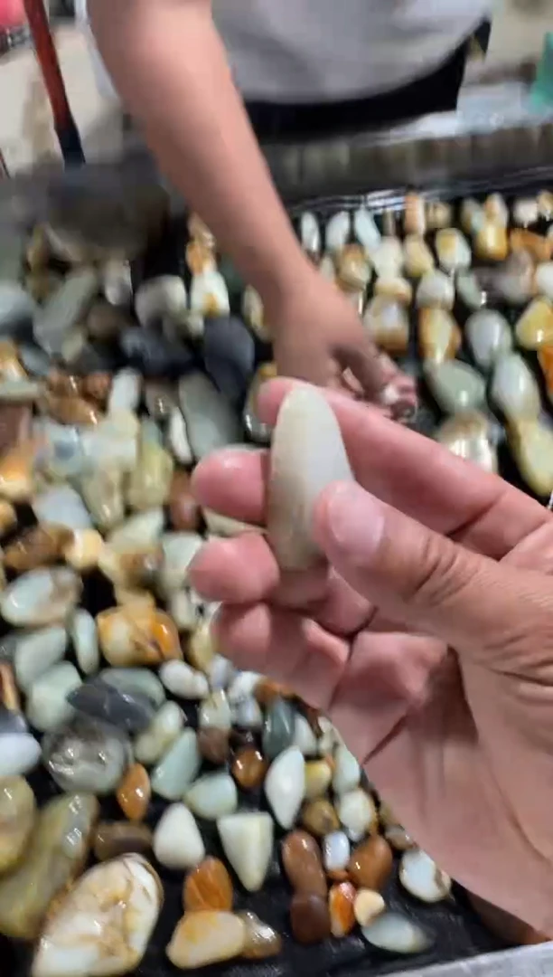 未镶嵌和田玉（糖玉）挂件和田玉