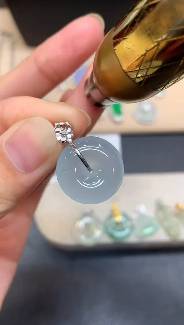 颈饰18K金镶嵌翡翠平安扣【无服务费