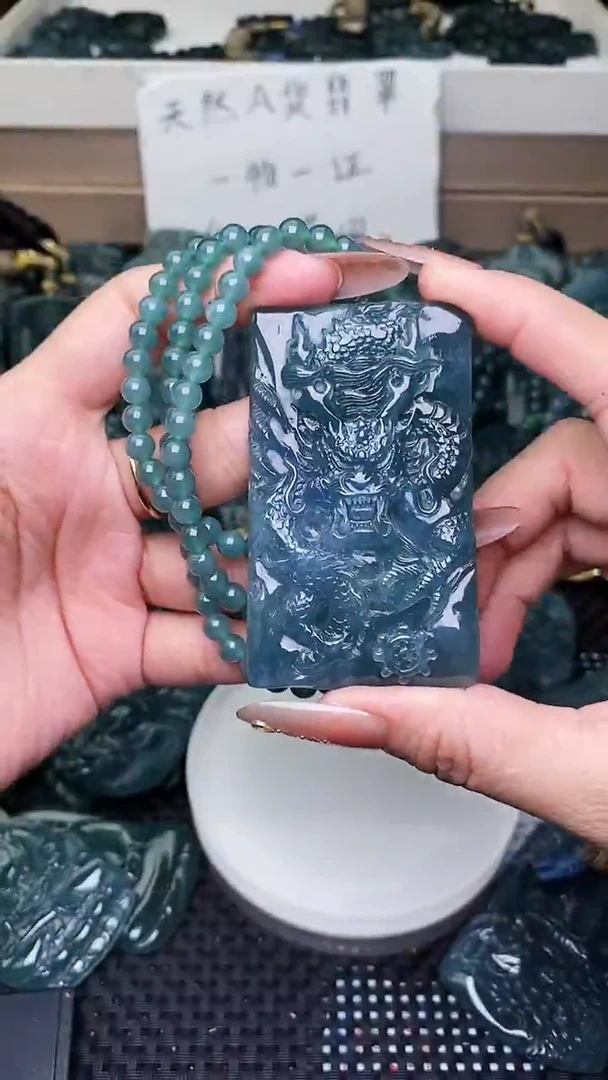 颈饰未镶嵌翡翠