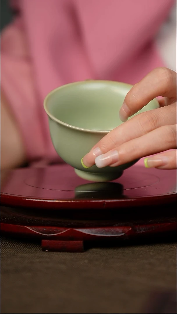 粉青 压手杯 带底款
