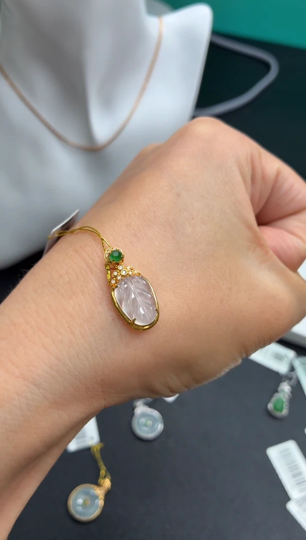 翡翠18K金镶嵌颈饰天然翡翠A货