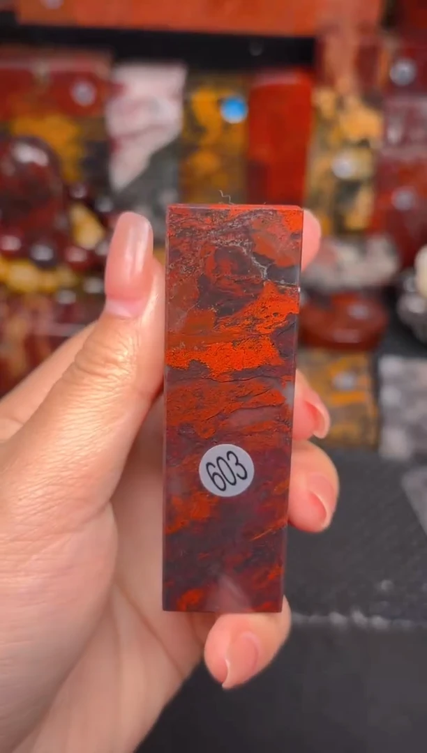 玉桂林鸡血玉摆件 编号：603