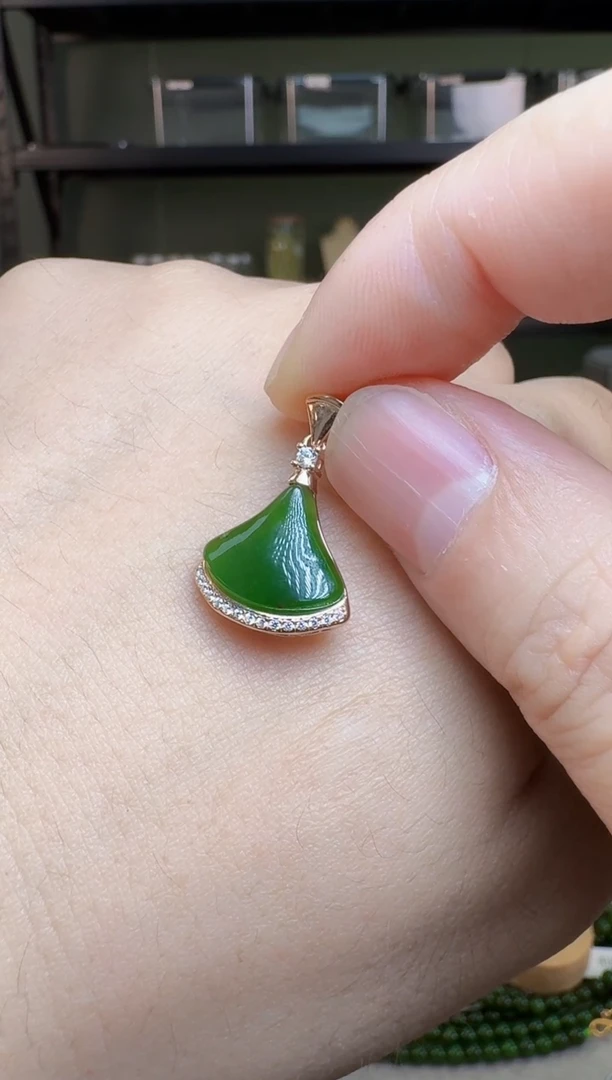 和田玉银S925镶嵌颈饰裙子吊坠   微瑕疵不售后