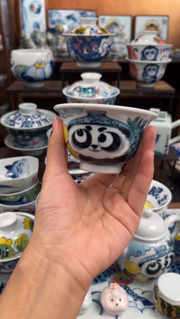 昨明福在眼前压手杯
