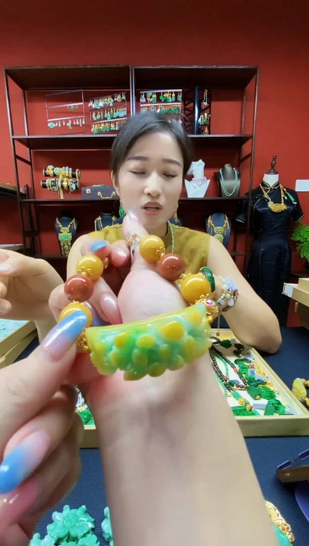 颈饰未镶嵌翡翠手串