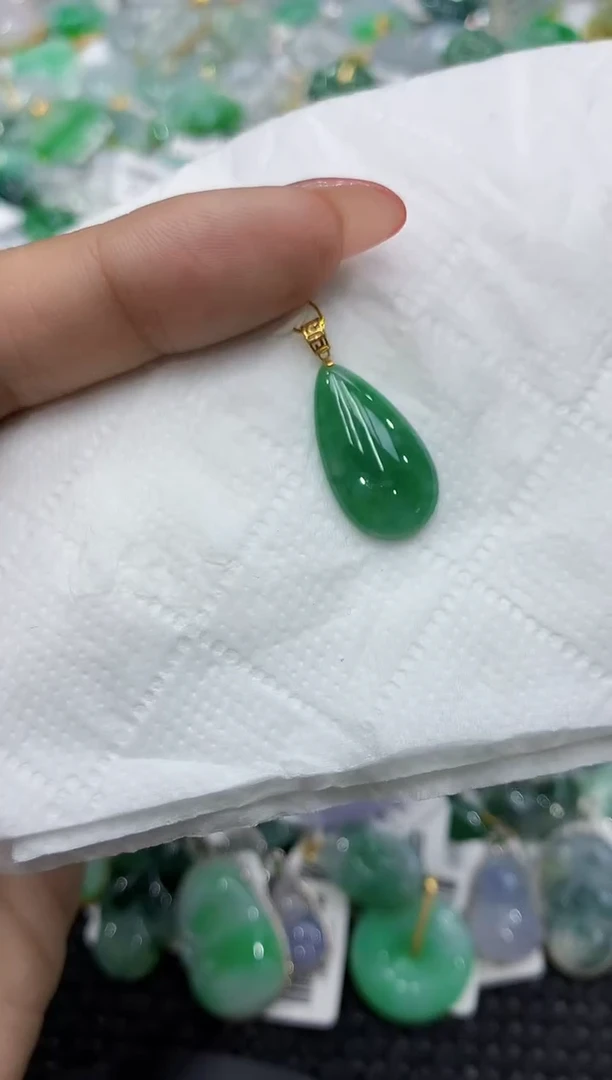颈饰18K金镶嵌翡翠111111111111