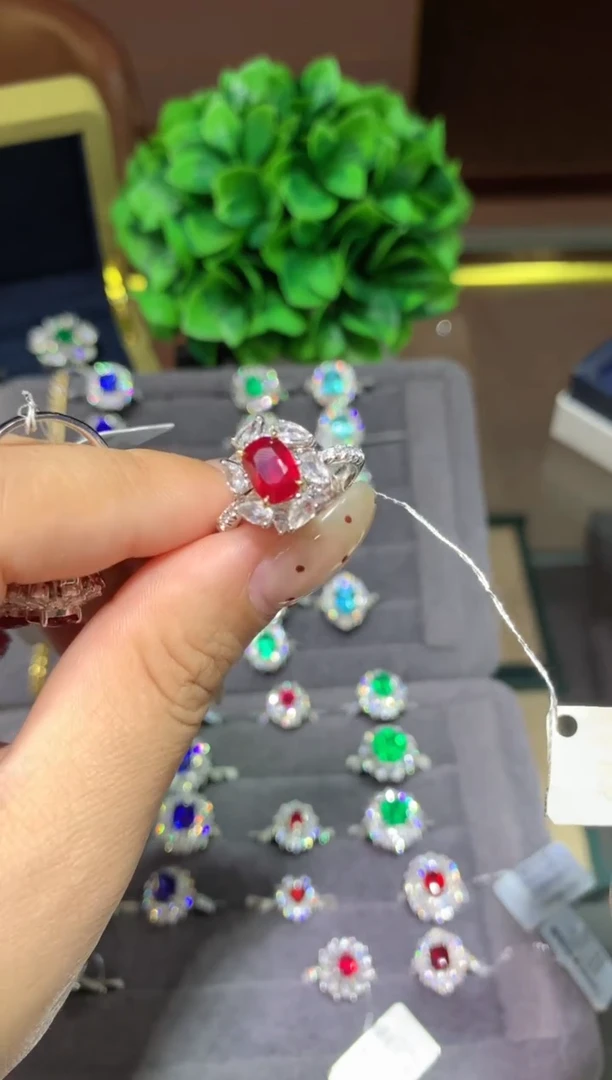 18K金镶嵌戒指红宝石2.02ct