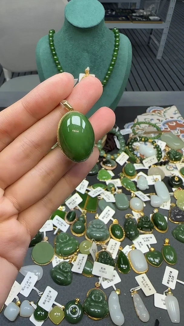 18K金镶嵌和田玉挂件1