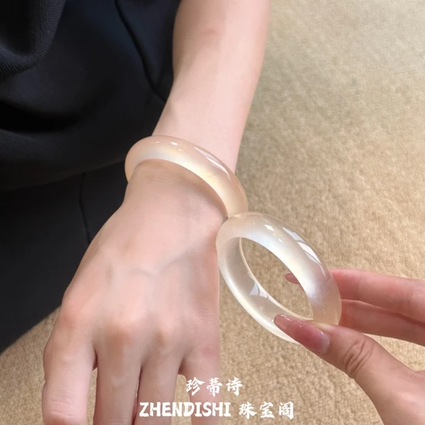 天然香槟金玛瑙手镯荔枝冻玉手镯气质珠宝黄色玉髓手镯美人镯正品