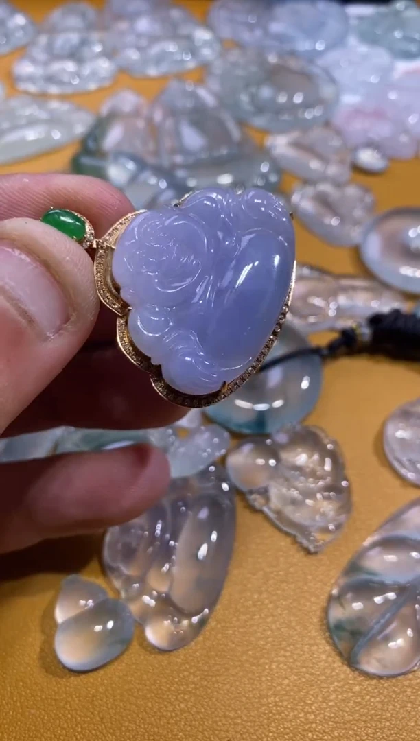 吊坠(不含链)18K金镶嵌翡翠佛公6880   35.1  35.3  8.8