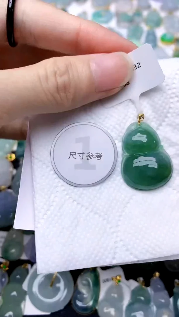 颈饰18K金镶嵌翡翠天然A货翡翠