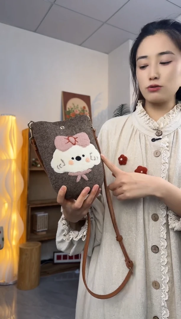 羊毛非遗纯手工包  手机包小狗