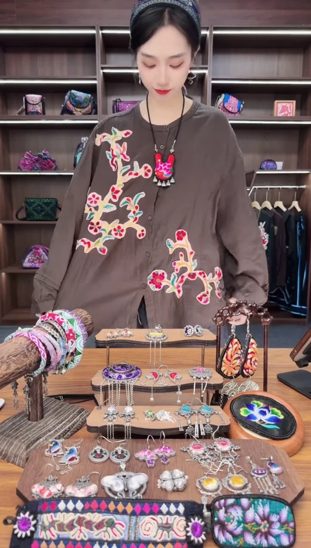 织绣A54蒙阿苏苗绣传承店