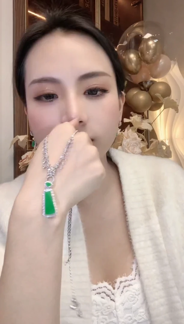 【闪购商品】翡翠吊坠(不含链)18K金镶嵌C22 多样性发货一件