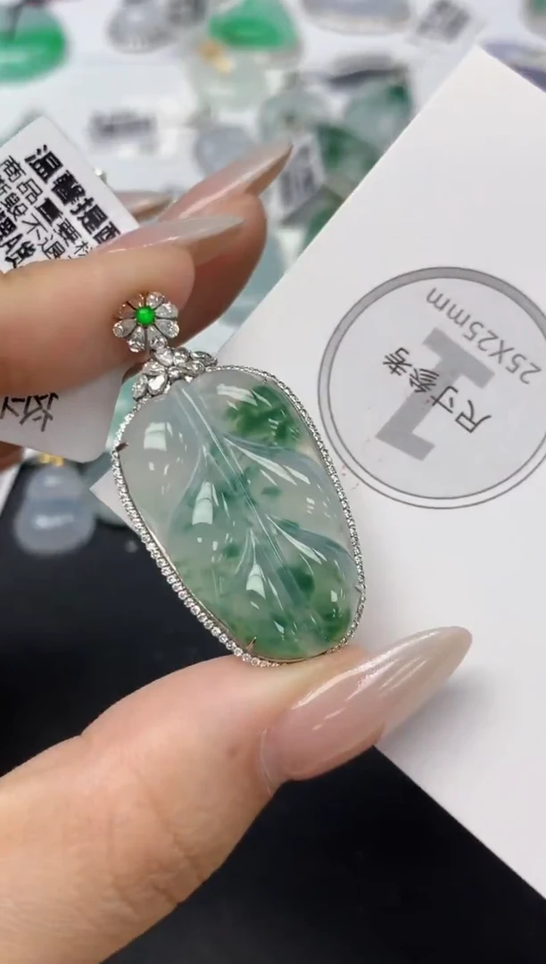 颈饰18K金镶嵌翡翠百元以上9元证书费自理