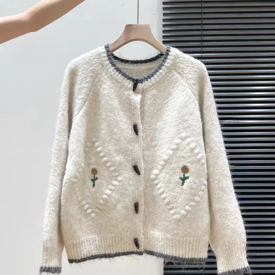 网红毛衣毛针织衫时尚女小香风牛角扣刺绣花朵针织衫秋冬开衫外套