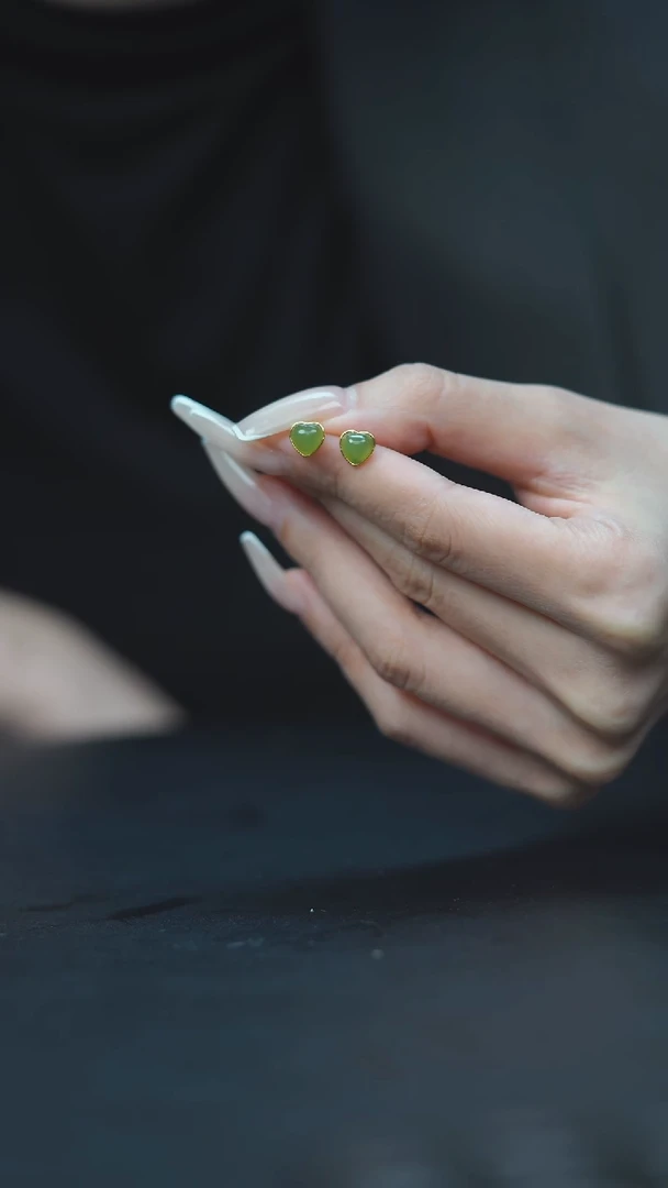 18K金镶嵌和田玉耳饰HC30100碧玉苹果绿爱心耳饰