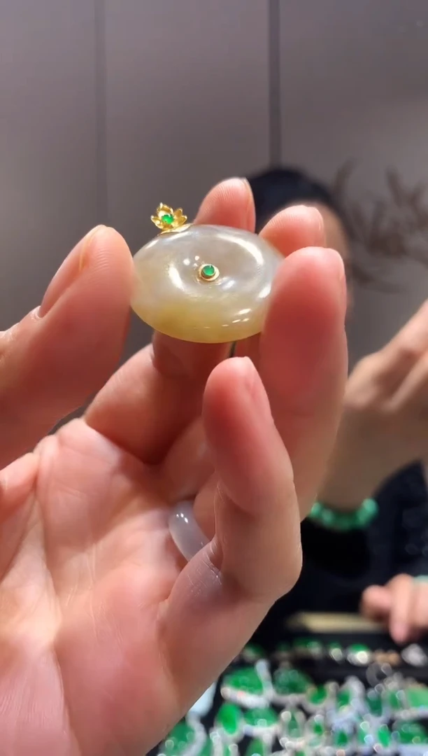 【闪购商品】翡翠吊坠(不含链)18K金镶嵌平安扣