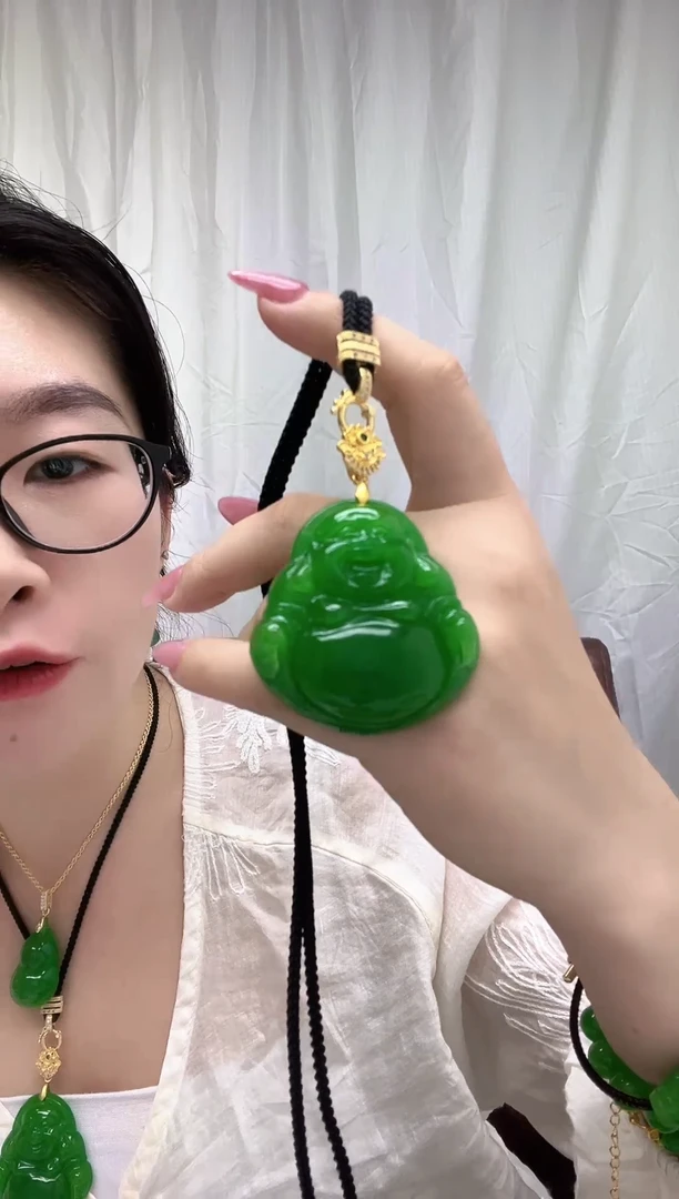 颈饰未镶嵌翡翠阳绿佛公