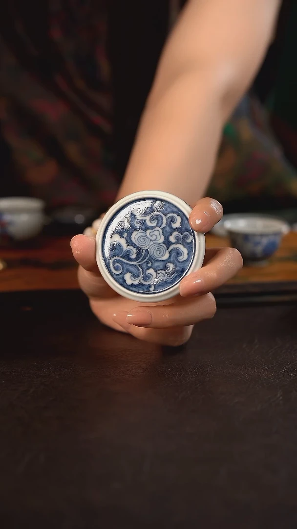 研山琢器蓝地灵芝小杯垫