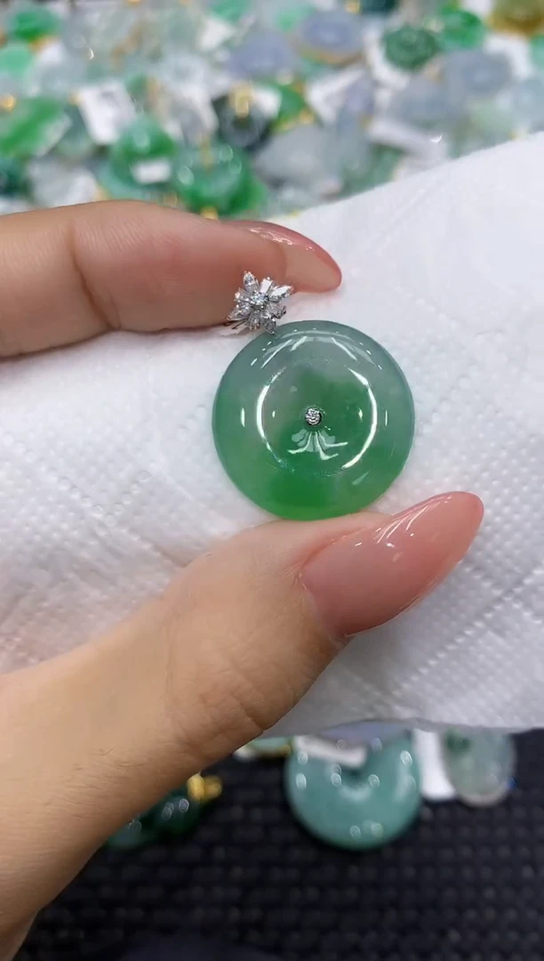 颈饰18K金镶嵌翡翠1111111111111