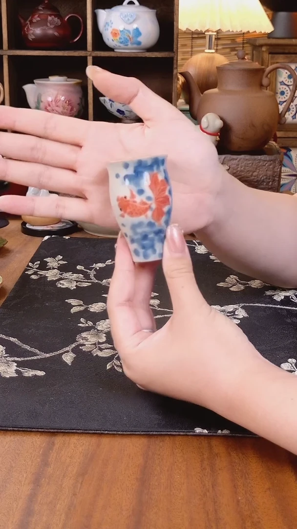 釉下手绘锦鲤美人杯