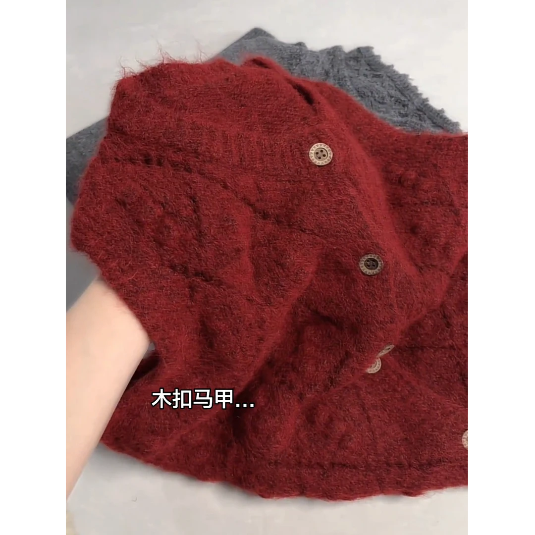 新年红氛围感穿搭上衣2026春季流行爆款韩版减龄显瘦百搭针织马甲