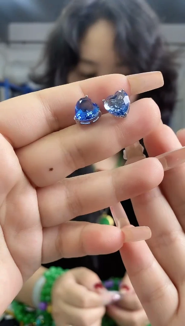 未镶嵌耳饰托帕石多样性发其一颜色微差