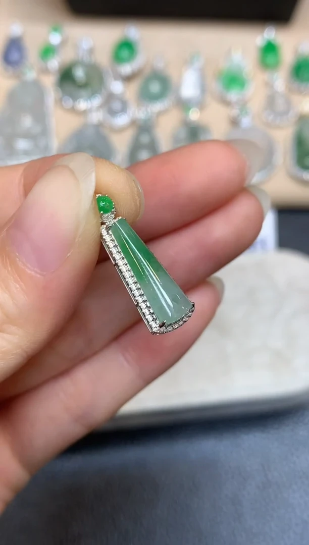 颈饰18K金镶嵌翡翠无事柱【无服务费