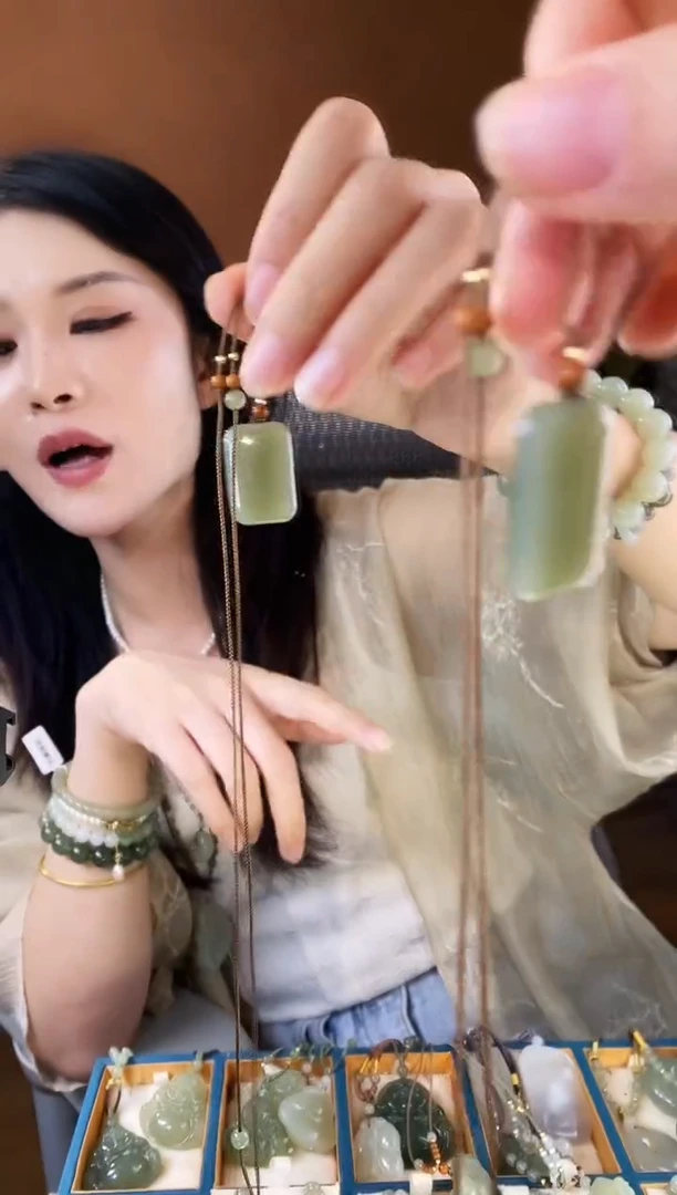 和田玉未镶嵌颈饰无事牌