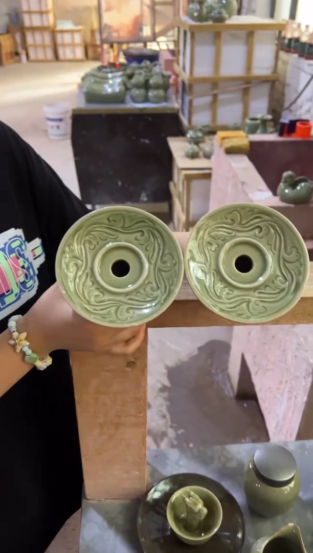 微瑕耀州窑青瓷海浪底托一对