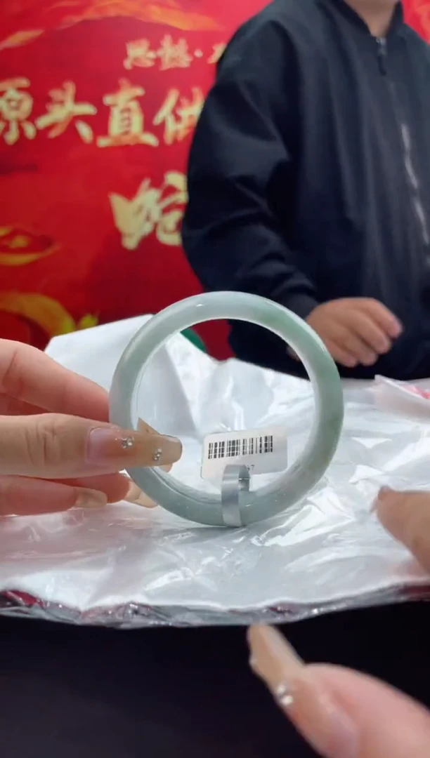 【闪购商品】翡翠手镯未镶嵌10翡翠手镯（微瑕）