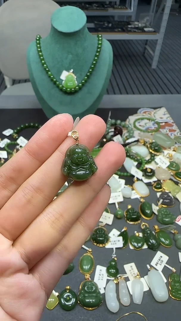 18K金镶嵌和田玉挂件1