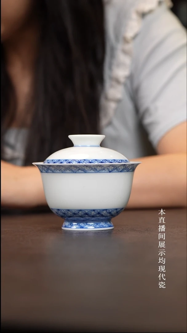 青花铜钱纹盖碗1