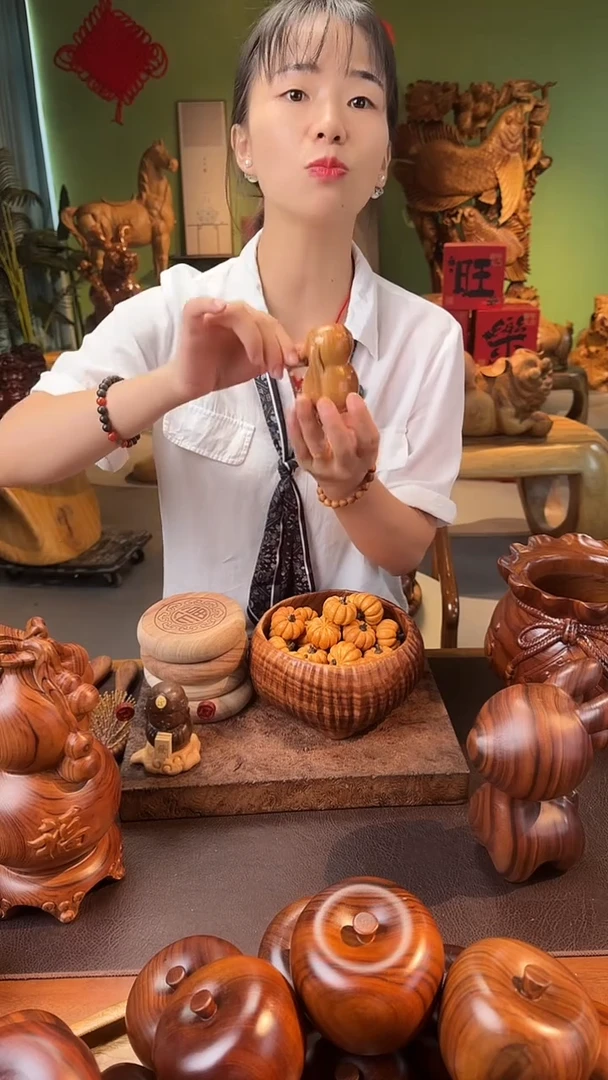 香樟木可达鸭摆件