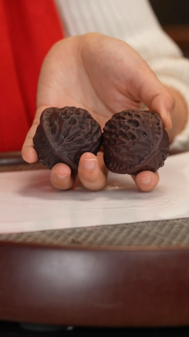 【闪购商品】紫砂茶宠古乌泥核桃一对