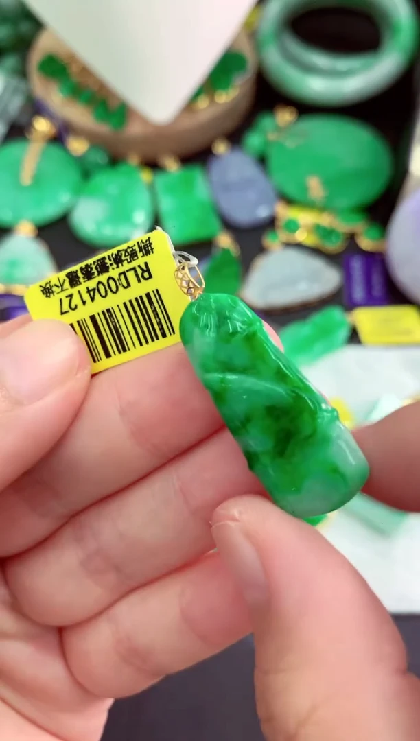 颈饰18K金镶嵌翡翠挂件