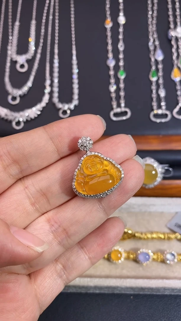 颈饰18K金镶嵌翡翠吊坠