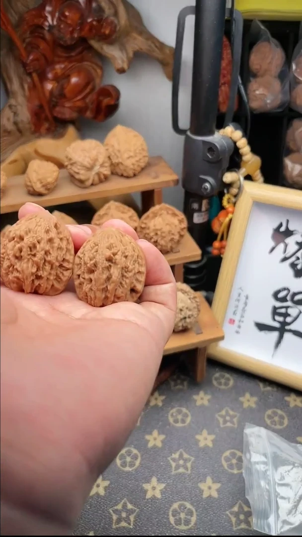 文玩核桃吊坠虎头34