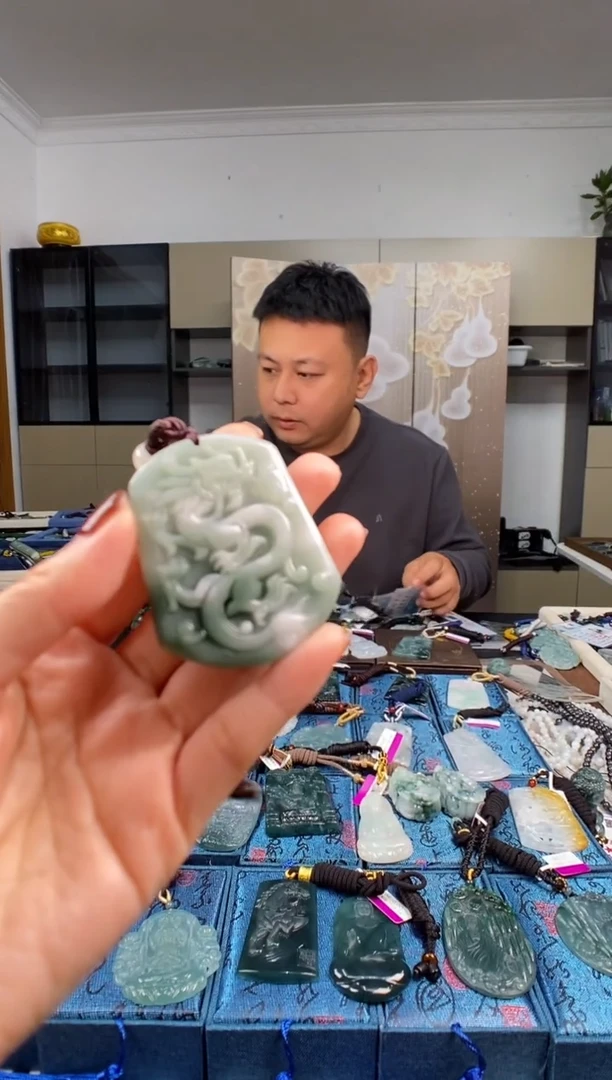 颈饰未镶嵌翡翠  多样性发其一