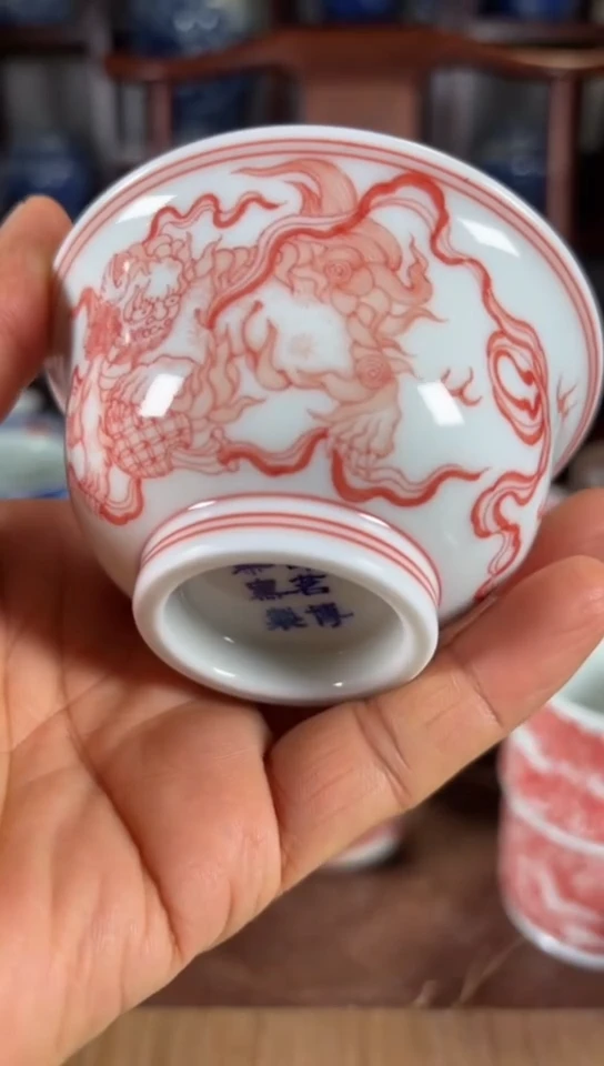 柴窑釉里红双狮纹杯杯