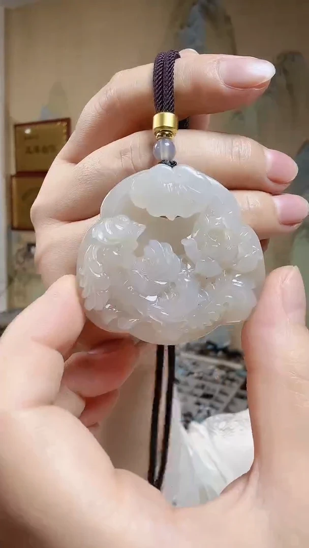 和田玉未镶嵌颈饰.