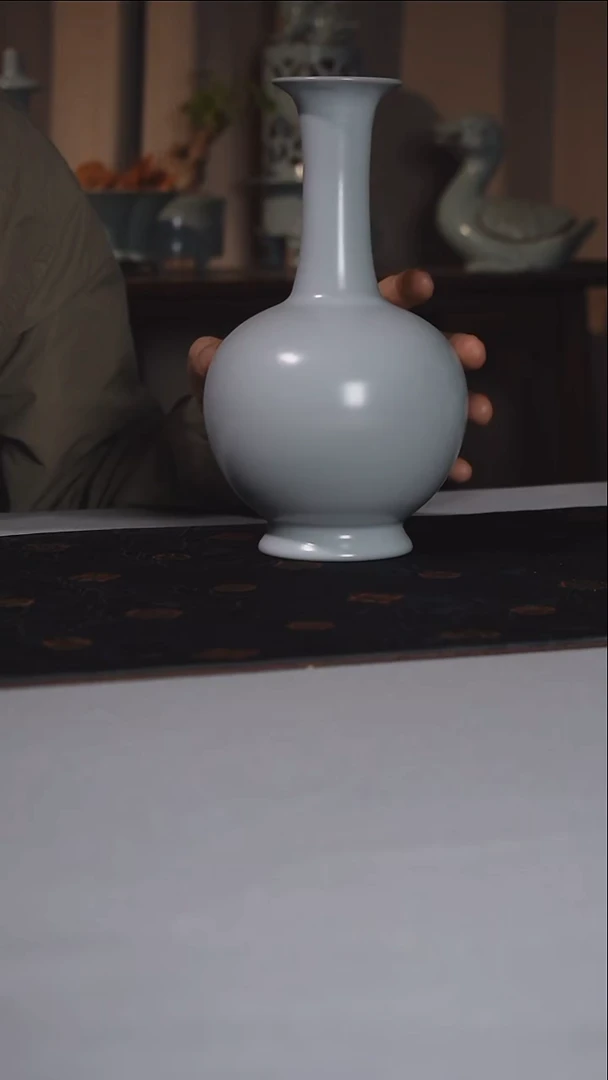 长颈鼓腹瓶·······