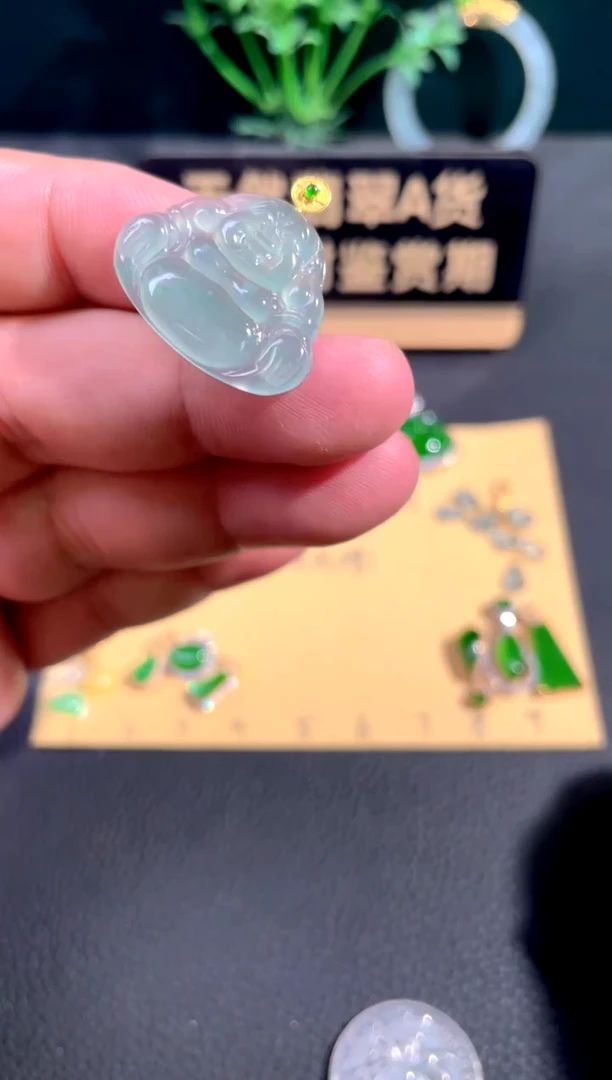 颈饰18K金镶嵌翡翠翡翠