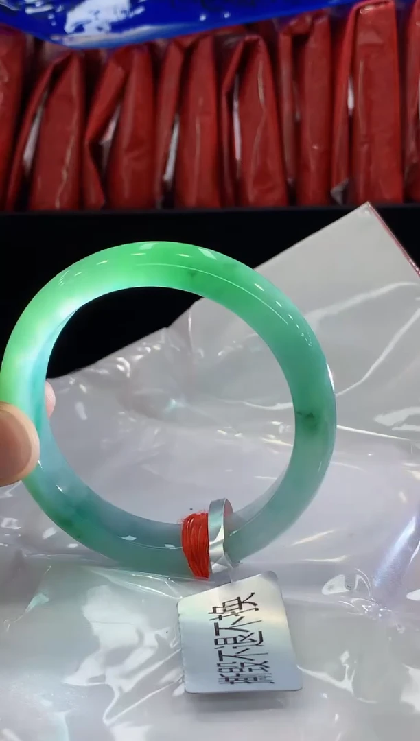 翡翠手镯未镶嵌手镯