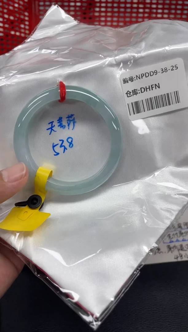 翡翠手镯未镶嵌翡翠手镯