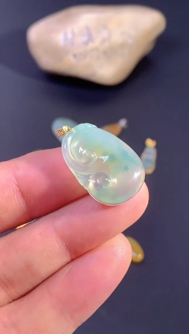 颈饰18K金镶嵌翡翠